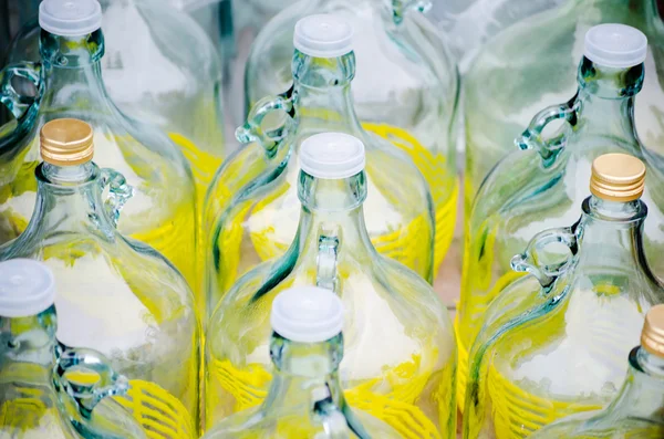 Rad med tomma stora glasflaskor — Stockfoto