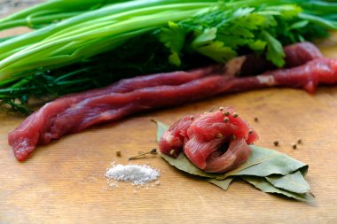 otlar ve baharatlar ahşap tahta üzerinde çiğ et