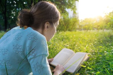 genç güzel kız parkta bir kitap okuma