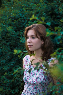 genç güzel kız çalılıklarda gece karanlığında ayakta