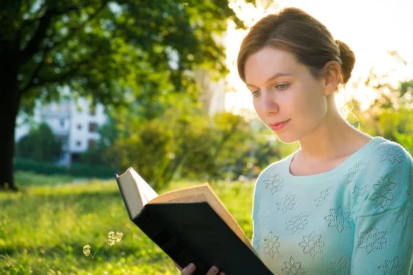 Giovane bella ragazza che legge un libro nel parco — Foto Stock