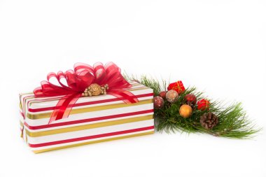 kırmızı kurdele ile kırmızı, altın ve beyaz çizgili hediye