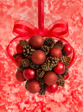 çam koni ve kırmızı topu dekorasyon asılı