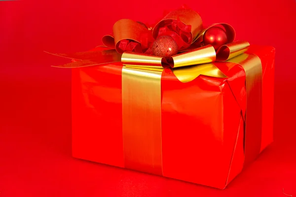 Červené a zlaté zabalený dárek — Stock fotografie