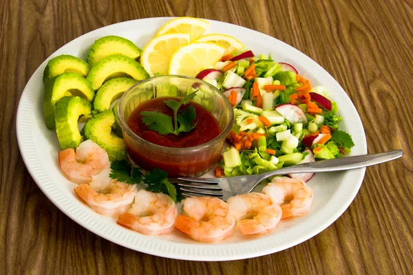 avokado ve karides salatası