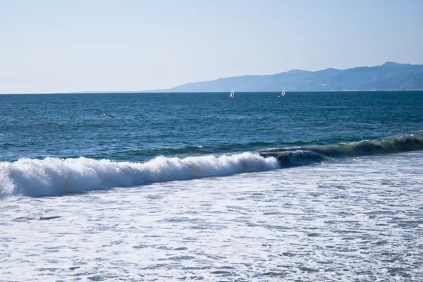 Venice Beach Surf and Sailboats — Stock Photo, Image