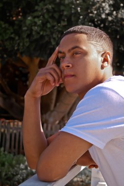 Genç adam düşünüyor.