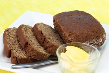 Çavdar ekmeği tereyağı ile dilimlenmiş