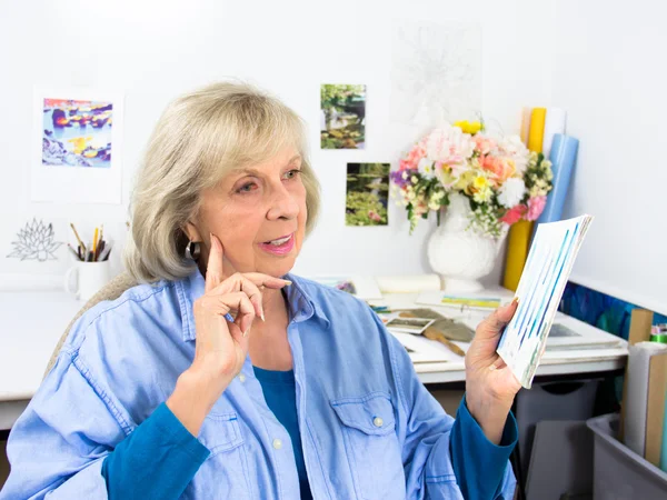 Artist Reviews Samples of Paint — Stock Photo, Image