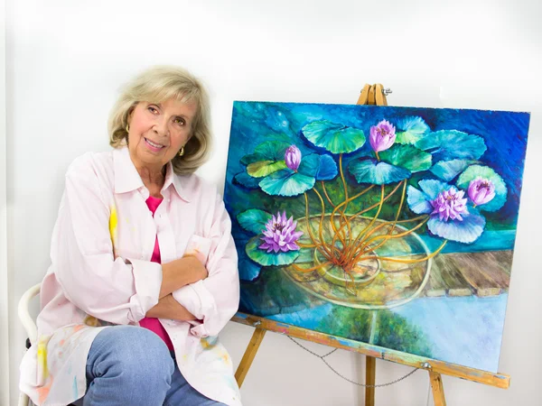 Artist Presents Her Finished Painting — Stock Photo, Image