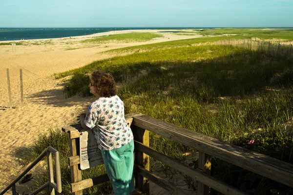 Une femme regarde l'océan Atlantique — Photo