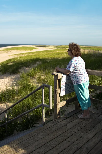 Donna in spiaggia — Foto Stock