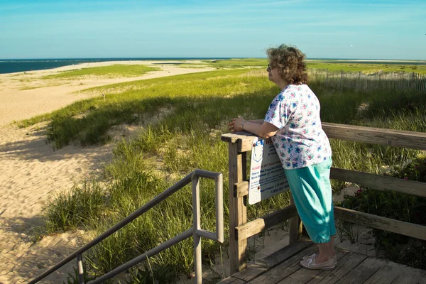 Woman Gazes at the Ocean — Stock Photo, Image