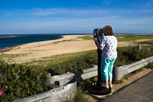 Woman Sight-seeing at a Cape Cod Beach — Stock Photo, Image