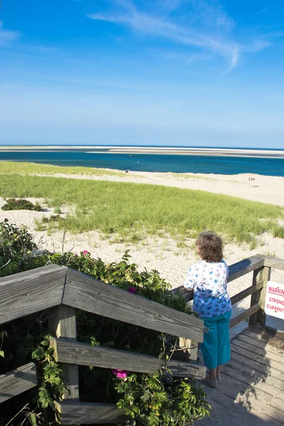 Femme regarde à la plage — Photo