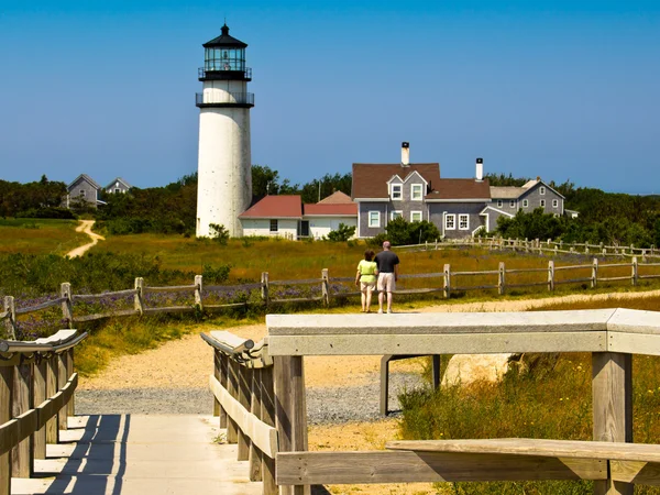 Couple regardant un phare — Photo