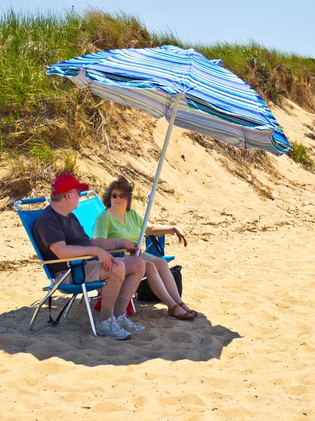 Cape Cod spiaggia coppia — Foto Stock