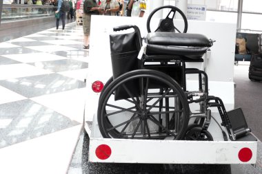 tekerlekli sandalye ile Havaalanı sepeti