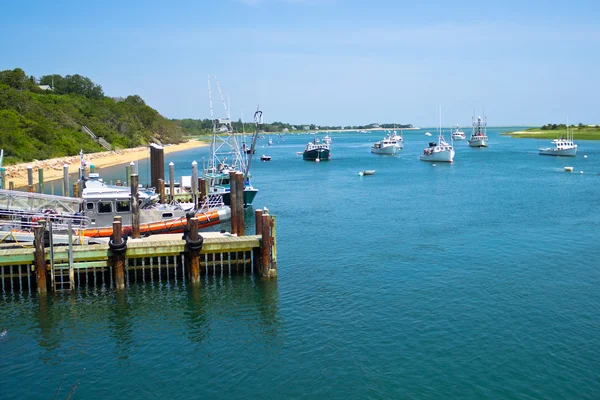 Barche vicino Chatham Fish Pier — Foto Stock