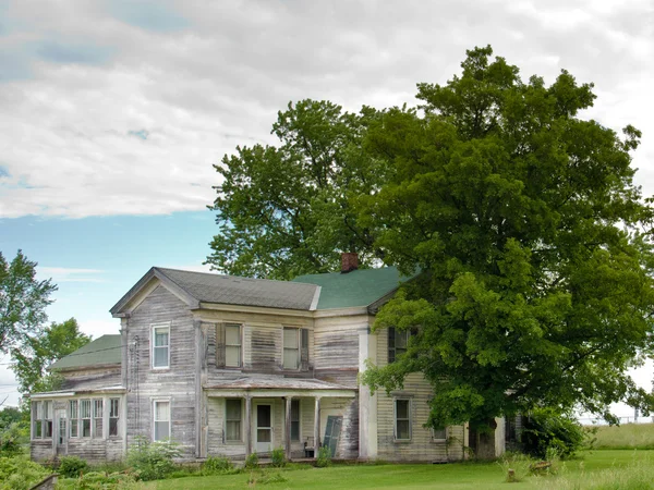 Ancienne maison grise dans l'État de New York supérieur . — Photo