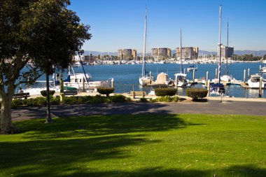 Park manzaralı bir Marina