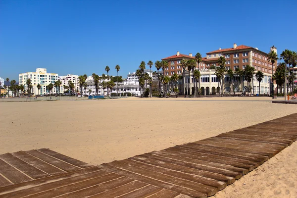 Ξενοδοχεία παραλία με ένα θαλάσσιο περίπατο — Φωτογραφία Αρχείου