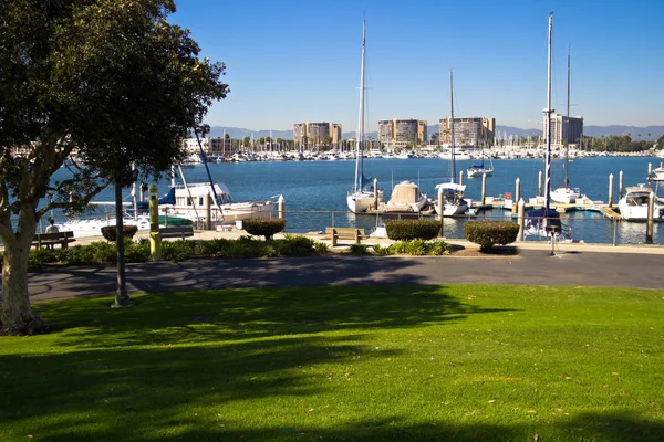 Uitzicht op het park van een jachthaven — Stockfoto