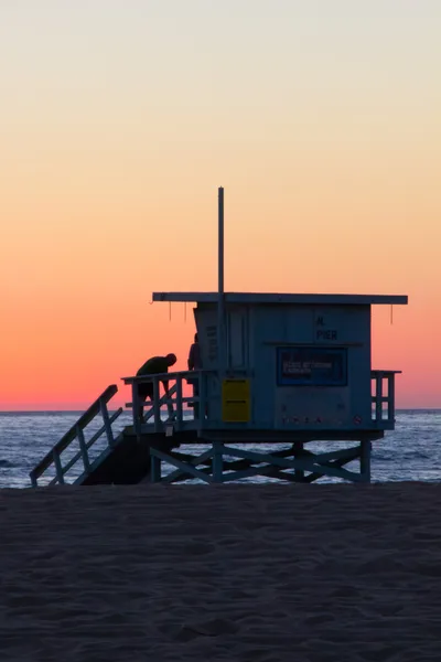 LIfeguard Station after Sunset at Venice Beach, CA — Stock Photo, Image