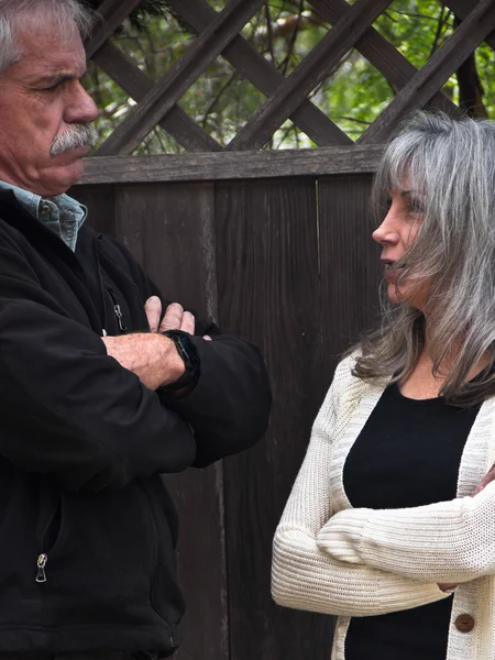 Homme et femme en colère qui luisent les uns contre les autres — Photo