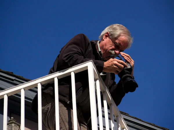 Hombre fotografiando — Foto de Stock