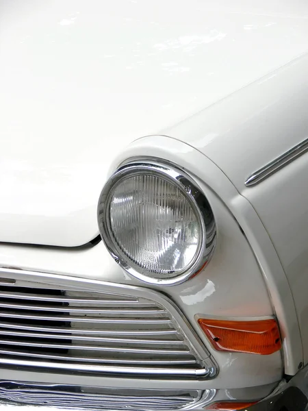 Beyaz eski model araba — Stok fotoğraf