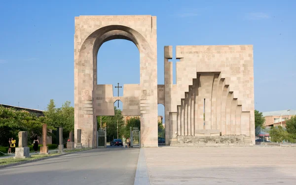 Główne wejście w Eczmiadzyna, armenia — Zdjęcie stockowe