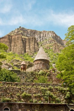 geghard, Ermenistan-Haziran 26: 4. yüzyıl geghard Manastırı Ermenistan'da Haziran 2012, kısmen dışına bitişik dağ oyulmuş benzersiz inşaat. UNESCO Dünya Mirası.