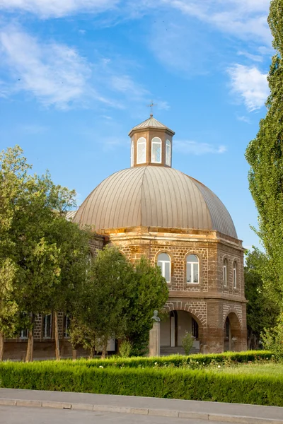 VAGHARSHAPAT, ARMENIA-JUNIO, 24 de junio de 2012: Academia Teológica de San Echmiadzin.Forma parte del complejo del monasterio . —  Fotos de Stock