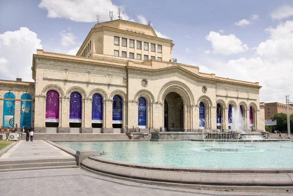 아르메니아-6 월 24 일: 공화국 광장. 국립 역사 박물관의 아르메니아 6 월 24, 2012 년에. 주요한 역사적인 박물관의 아르메니아, 예레반의 도시에 위치한. 박물관은 1921 년에 설립 되었다. — 스톡 사진