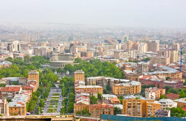 エレバン, アルメニア, 6 月 23 日: 都市エレバン、コーカサス山の尾根、2012 年 6 月 23 日にアルメニア。オペラとバレエ劇場、通り、建物のビュー — ストック写真