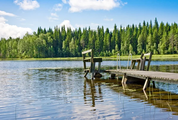 Przystań i molo nad jeziorem w letni dzień. Finlandia — Zdjęcie stockowe