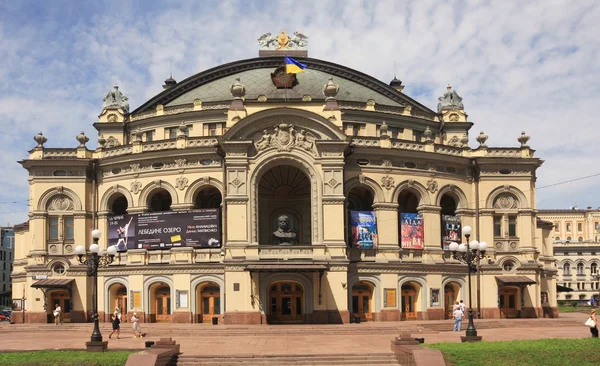 KIEV, UKRAINE-JUNE,12: Kiev Shevchenko Opera House in Ukraine in Kiev on June 12, 2012. It is the largest music theater of Ukraine, located in Kiev. The opera house, erected in 1901 — Stock Photo, Image