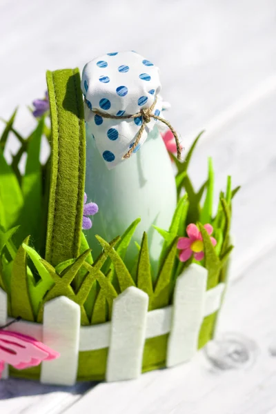 Botella de leche en cesta decorativa con flores —  Fotos de Stock