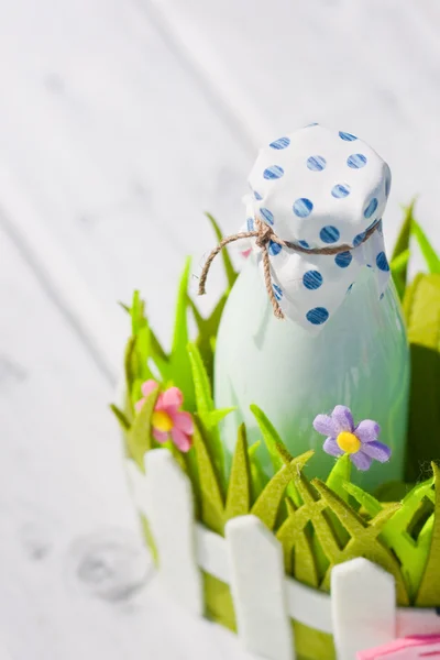 Şişe süt dekoratif sepet çiçekli — Stok fotoğraf