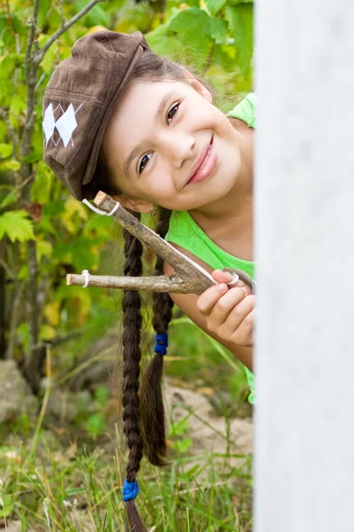 Mädchen mit Schleuder — Stockfoto