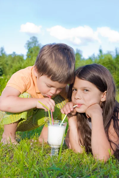 Chico una chica beber leche — Foto de Stock