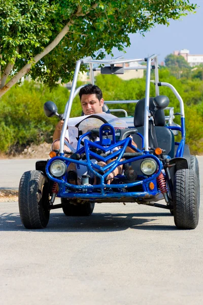 Man with map in hand sits in buggy — Stock Photo, Image