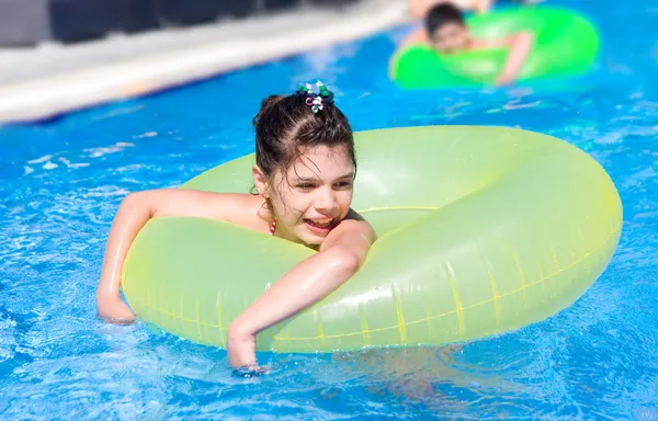 Девушка плавает в бассейне по кругу — стоковое фото