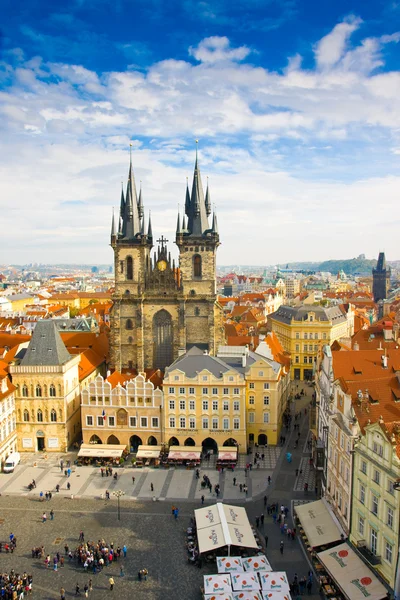 Plaza del casco antiguo e Iglesia de la Virgen María Antes de Tyn, Praga, República Checa — Foto de Stock