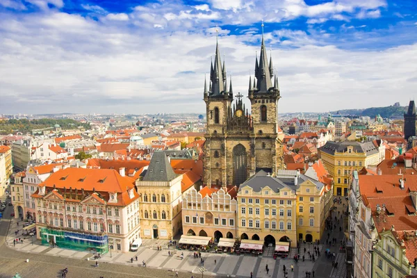 Plaza del casco antiguo e Iglesia de la Virgen María Antes de Tyn, Praga, República Checa — Foto de Stock