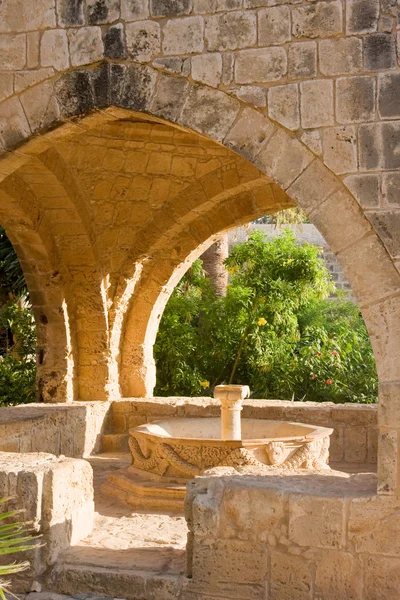 Achteckiger Brunnen im Hof des Klosters. ayia napa, Zypern — Stockfoto