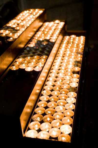 Горящие свечи в церкви — стоковое фото