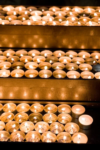 Горящие свечи в церкви — стоковое фото
