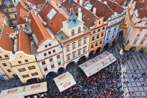 Pragua, Τσεχία-10 Οκτωβρίου: τουρίστες σχετικά με το παλαιό πόλης τετράγωνο στο κέντρο, Πράγα, Τσεχία, στις 10 Οκτωβρίου του 2013. ένα από τα κύρια αξιοθέατα της Πράγας — Φωτογραφία Αρχείου